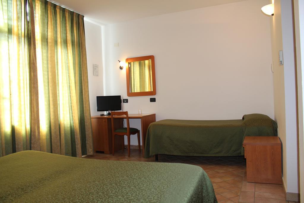 Carlo'S Hotel Castagneto Carducci Bagian luar foto